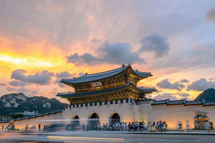 Seoul: Private Car Tour with Licensed Professional Guide - Bukchon Hanok Village and traditional Seoul