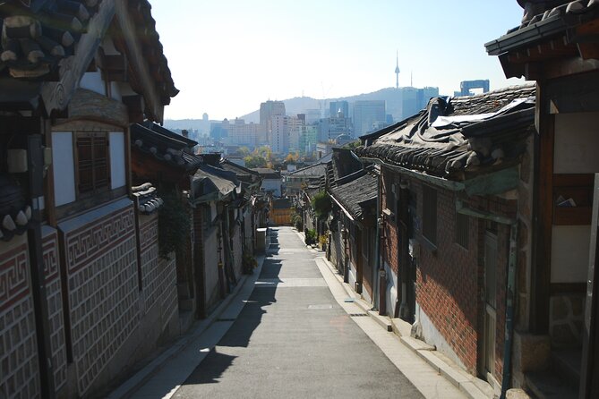 Seoul Private Tour Gyeongbok Palace Bukchon and Gwangjang Market - The Cheongha Korea Ginseng Museum stop