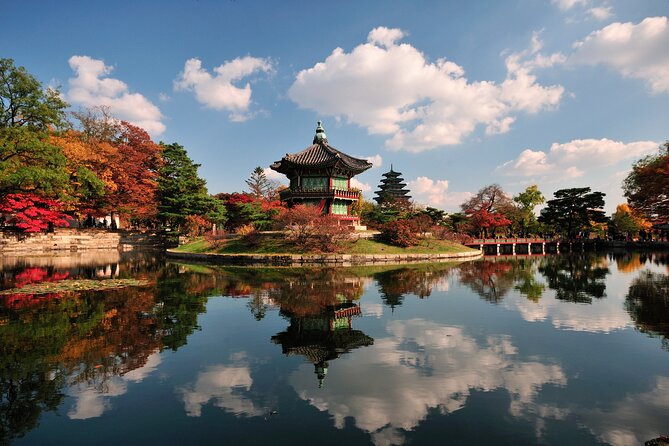 Seoul Private Tour Gyeongbok Palace Bukchon and Gwangjang Market - Gyeongbokgung Palace and the royal guard ceremony