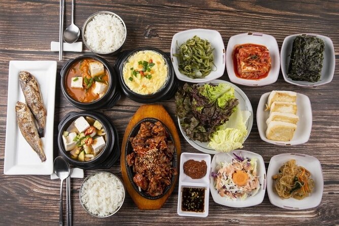 Seoul Private Tour: Palace, Bukchon, Insadong & Han River Cruise - Insadong, traditional culture, and Hanjeongsik lunch