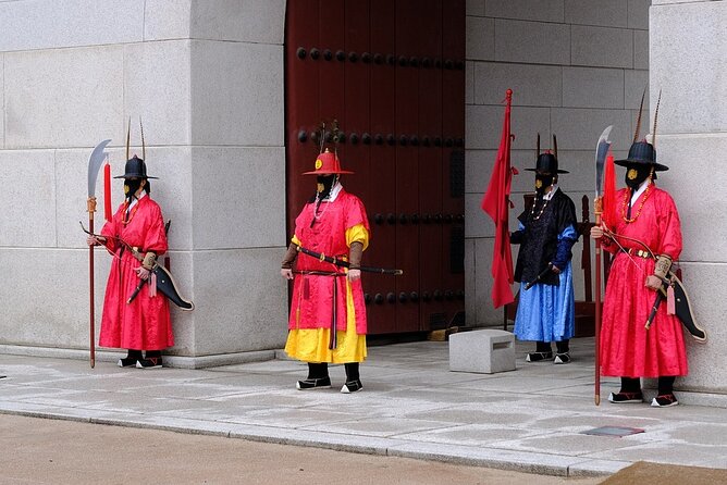 Seoul Private Tour: Palace, Bukchon, Insadong & Han River Cruise - Bukchon Hanok Village and Seoul’s traditional homes