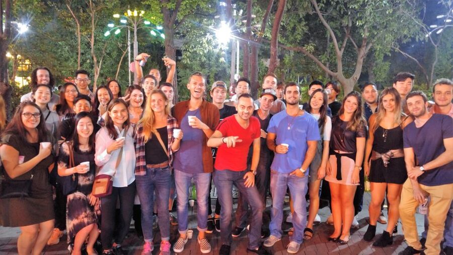 Seoul: Pub Crawl - Itaewon Fridays: international crowds and club variety