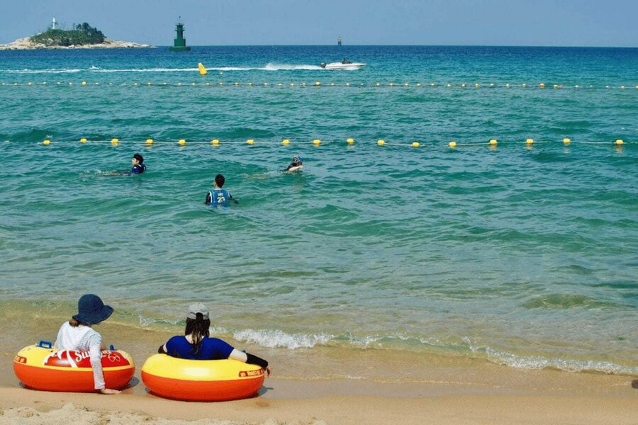 Seoul: Sokcho beach, market, hot spring and Seorak Cable Car - Sokcho Beach puts the sea first