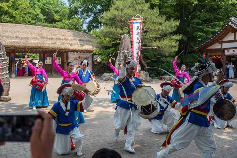 Seoul: Suwon Hwaseong, Folk Village, & Starfield Library - Entering Hwaseong Haenggung Palace