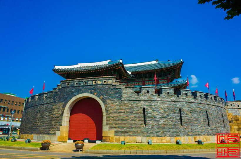 Seoul: Suwon Hwaseong, Folk Village, & Starfield Library - The guides make a real difference