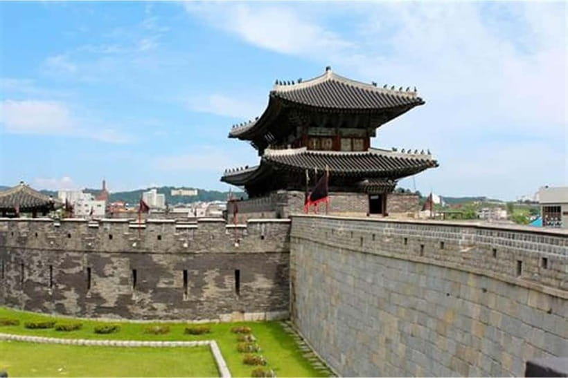 Seoul: Suwon Hwaseong, Folk Village, & Starfield Library - Who should book this experience?