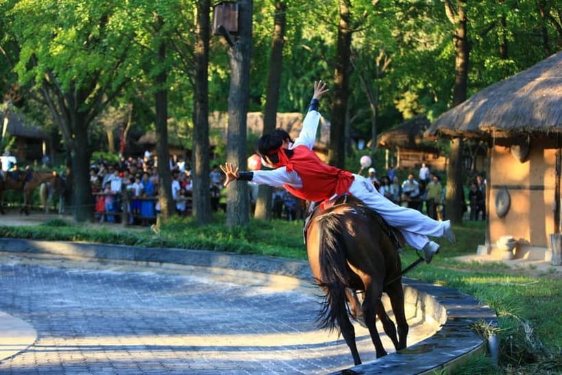 Seoul: Suwon Hwaseong Fortress & Korean Folk Village Tour - Nammun Market brings the day back to the present