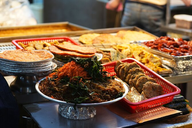 Seoul Vegan & Vegetarian Gwangjang Market Food Tour (11 Tastings) - The first tastings: vegetable mandu and Korean market flavors