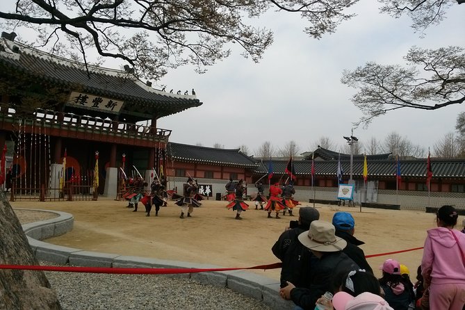 Suwon Hwaseong Fortress and Korean Folk Village Day Tour from Seoul - The guide can make or break Hwaseong
