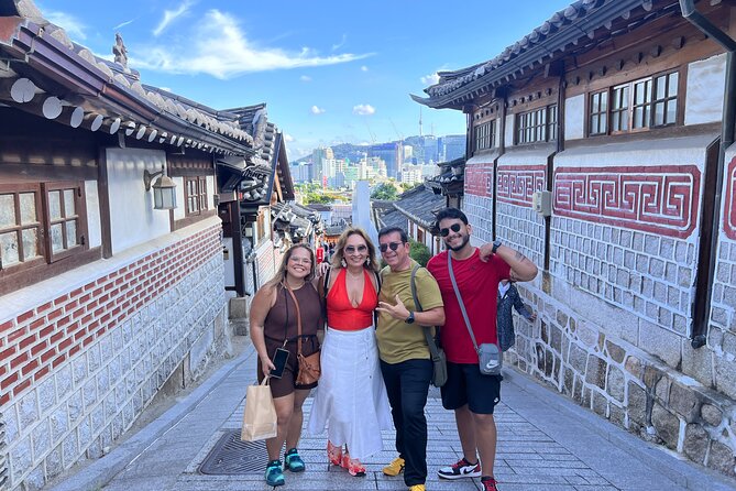 Time Travel in Seoul: Gyeongbokgung Palace, Folk Museum & Bukchon - Mina’s guiding style and English communication