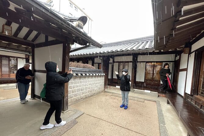 Tour Seoul’s oldest district with a storyteller from Bukchon - Samcheongdong, feng shui, and the rise of powerful families
