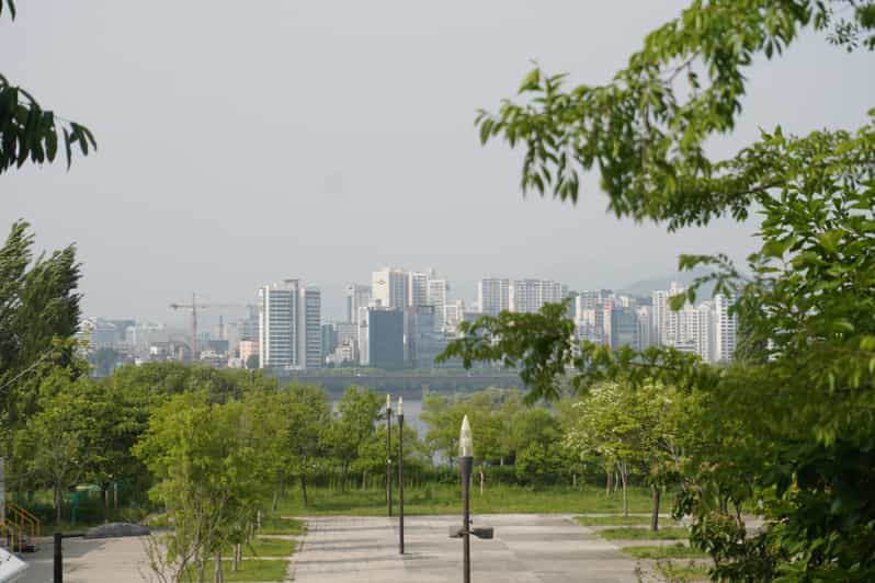 Unique Native Experience : Han River Picnic, Board game, BBQ - A 50-minute walk along the river