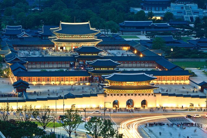 Walking Tour with Gyeongbokgung Palace, Bukchon, Insadong - Walking into Insadong and ordering lunch